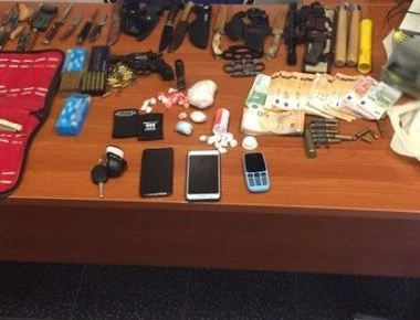 Ηράκλειο: Σύλληψη δύο νεαρών για κατοχή ναρκωτικών - Είχαν περίστροφο και μαχαίρια (φωτό)